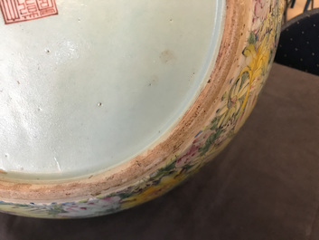 Une paire de vases de forme tianqiu ping en porcelaine de Chine famille rose, marque de Qianlong, 19/20&egrave;me