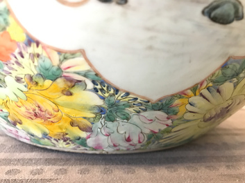 Une paire de vases de forme tianqiu ping en porcelaine de Chine famille rose, marque de Qianlong, 19/20&egrave;me