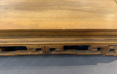 Deux plateaux et un socle en bois sculpt&eacute;, Chine, 18/19&egrave;me