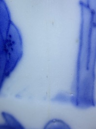Un pot &agrave; pinceaux en porcelaine de Chine en bleu et blanc, &eacute;poque Transition