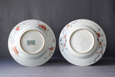 Une paire de plats en porcelaine de Chine famille verte, Kangxi
