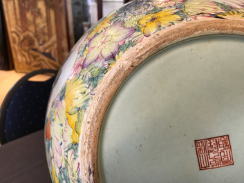 Une paire de vases de forme tianqiu ping en porcelaine de Chine famille rose, marque de Qianlong, 19/20&egrave;me