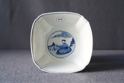 Een Chinese blauw-witte vierkante kom, Chenghua merk, Kangxi