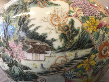Une paire de vases de forme tianqiu ping en porcelaine de Chine famille rose, marque de Qianlong, 19/20&egrave;me