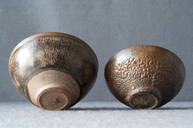 Deux bols en gr&egrave;s porcelaineux de type jianyao &agrave; &eacute;mail 'fourrure de li&egrave;vre' et brun, Song
