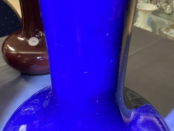 Een monochrome Chinese 'sacrificial blue' flesvormige vaas, Qianlong merk en periode