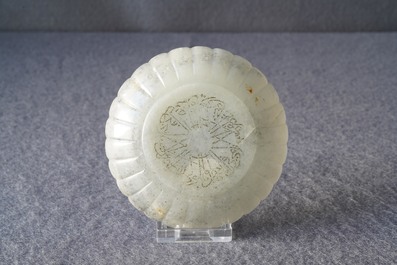A Chinese incised Mughal style chalcedony 'chrysanthemum' dish, 19th C.