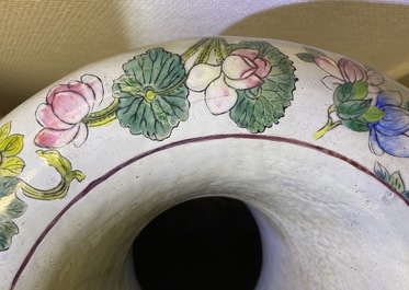 Une paire de grands vases en porcelaine de Chine famille rose, 19&egrave;me