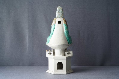 Un groupe en biscuit &eacute;maill&eacute; vert figurant Guanyin &agrave; l'enfant sur tr&ocirc;ne de lotus, Kangxi