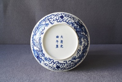 Een Chinees blauw-wit 'draken' bord, Guangxu merk en periode