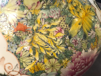 Une paire de vases de forme tianqiu ping en porcelaine de Chine famille rose, marque de Qianlong, 19/20&egrave;me