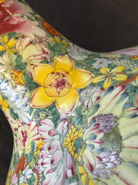 Une paire de vases de forme tianqiu ping en porcelaine de Chine famille rose, marque de Qianlong, 19/20&egrave;me