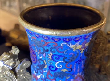 Un vase de forme 'moonflask' en &eacute;maux cloisonn&eacute;s, marque de Qianlong, 19&egrave;me