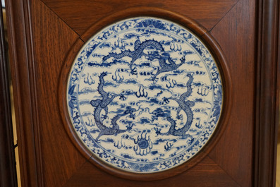 Een Chinees houten kamerscherm met blauw-witte plaquettes met draken, 19e eeuw