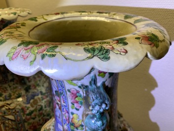 Une paire de grands vases en porcelaine de Chine famille rose, 19&egrave;me