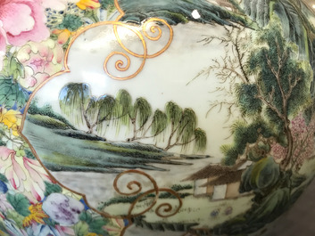 Une paire de vases de forme tianqiu ping en porcelaine de Chine famille rose, marque de Qianlong, 19/20&egrave;me