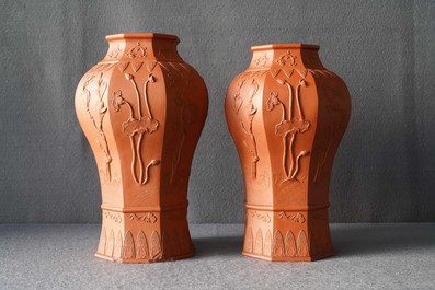 Une paire de vases de forme balustre en gr&egrave;s de Yixing &agrave; d&eacute;cor en relief, Chine, Kangxi