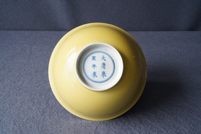 Een keizerlijke Chinese monochroom gele kom, Kangxi merk en periode