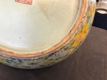 Une paire de vases de forme tianqiu ping en porcelaine de Chine famille rose, marque de Qianlong, 19/20&egrave;me