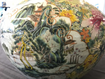 Une paire de vases de forme tianqiu ping en porcelaine de Chine famille rose, marque de Qianlong, 19/20&egrave;me