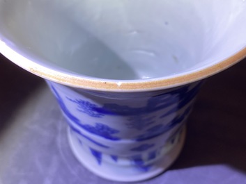 Un pot &agrave; pinceaux en porcelaine de Chine en bleu et blanc, &eacute;poque Transition