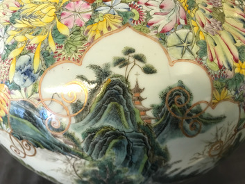 Une paire de vases de forme tianqiu ping en porcelaine de Chine famille rose, marque de Qianlong, 19/20&egrave;me