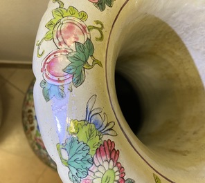 Une paire de grands vases en porcelaine de Chine famille rose, 19&egrave;me