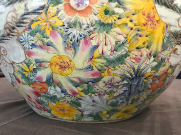 Une paire de vases de forme tianqiu ping en porcelaine de Chine famille rose, marque de Qianlong, 19/20&egrave;me