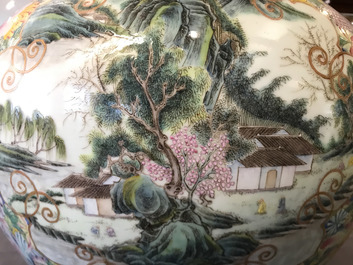 Une paire de vases de forme tianqiu ping en porcelaine de Chine famille rose, marque de Qianlong, 19/20&egrave;me