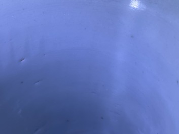 Un pot &agrave; pinceaux en porcelaine de Chine en bleu et blanc, &eacute;poque Transition