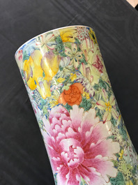 Une paire de vases de forme tianqiu ping en porcelaine de Chine famille rose, marque de Qianlong, 19/20&egrave;me