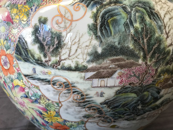Une paire de vases de forme tianqiu ping en porcelaine de Chine famille rose, marque de Qianlong, 19/20&egrave;me