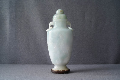 Een Chinese jade dekselvaas met reli&euml;fdecor van onsterfelijken, 19e eeuw