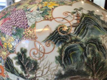 Une paire de vases de forme tianqiu ping en porcelaine de Chine famille rose, marque de Qianlong, 19/20&egrave;me