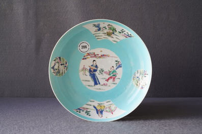 Een Chinees famille rose eierschaal bord met turquoise fondkleur, Yongzheng merk en periode