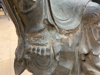 Een grote Chinese gietijzeren figuur van Guanyin met opschrift op de rug, Ming/Qing