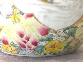Une paire de vases de forme tianqiu ping en porcelaine de Chine famille rose, marque de Qianlong, 19/20&egrave;me