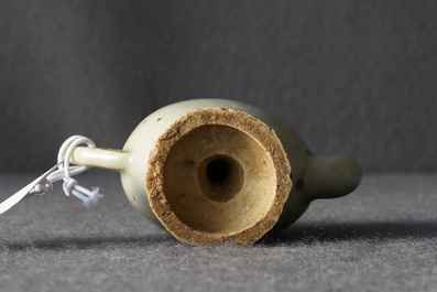Une th&eacute;i&egrave;re miniature en forme de p&ecirc;che en porcelaine de Chine &agrave; &eacute;mail junyao, Kangxi/Qianlong