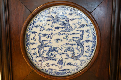 Een Chinees houten kamerscherm met blauw-witte plaquettes met draken, 19e eeuw