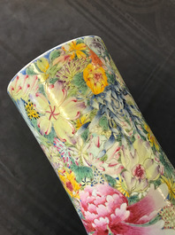 Une paire de vases de forme tianqiu ping en porcelaine de Chine famille rose, marque de Qianlong, 19/20&egrave;me