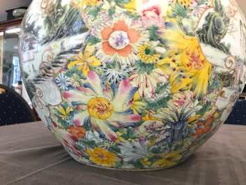 Une paire de vases de forme tianqiu ping en porcelaine de Chine famille rose, marque de Qianlong, 19/20&egrave;me