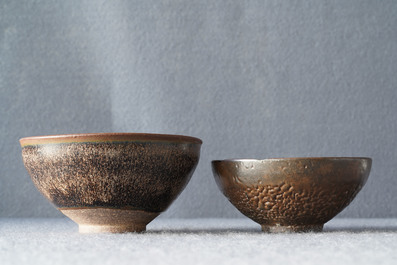Deux bols en gr&egrave;s porcelaineux de type jianyao &agrave; &eacute;mail 'fourrure de li&egrave;vre' et brun, Song