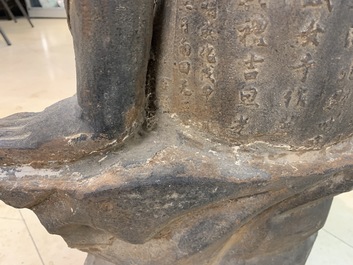 Een grote Chinese gietijzeren figuur van Guanyin met opschrift op de rug, Ming/Qing
