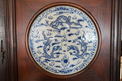 Een Chinees houten kamerscherm met blauw-witte plaquettes met draken, 19e eeuw