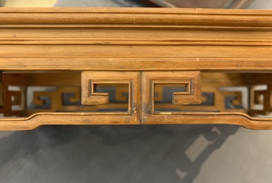 Deux plateaux et un socle en bois sculpt&eacute;, Chine, 18/19&egrave;me