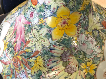 Une paire de vases de forme tianqiu ping en porcelaine de Chine famille rose, marque de Qianlong, 19/20&egrave;me