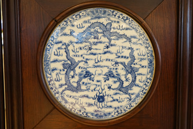 Een Chinees houten kamerscherm met blauw-witte plaquettes met draken, 19e eeuw