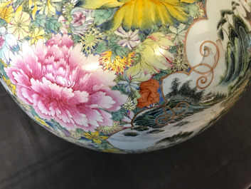 Une paire de vases de forme tianqiu ping en porcelaine de Chine famille rose, marque de Qianlong, 19/20&egrave;me