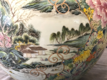 Une paire de vases de forme tianqiu ping en porcelaine de Chine famille rose, marque de Qianlong, 19/20&egrave;me