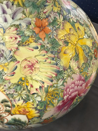 Une paire de vases de forme tianqiu ping en porcelaine de Chine famille rose, marque de Qianlong, 19/20&egrave;me